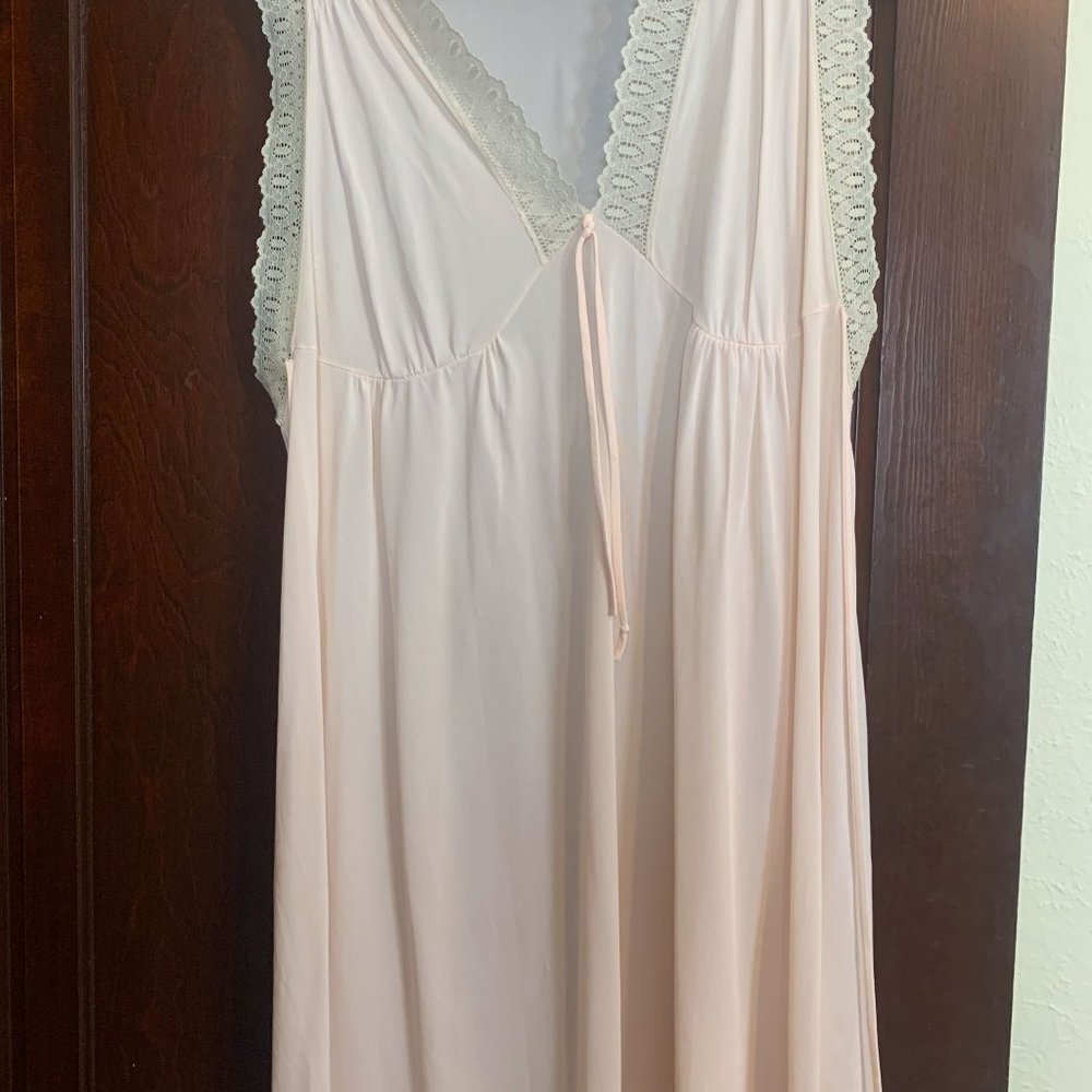 Vintage 70s light pink sleeveless nightgown slip dress with white lace trim - Picture 7 of 9